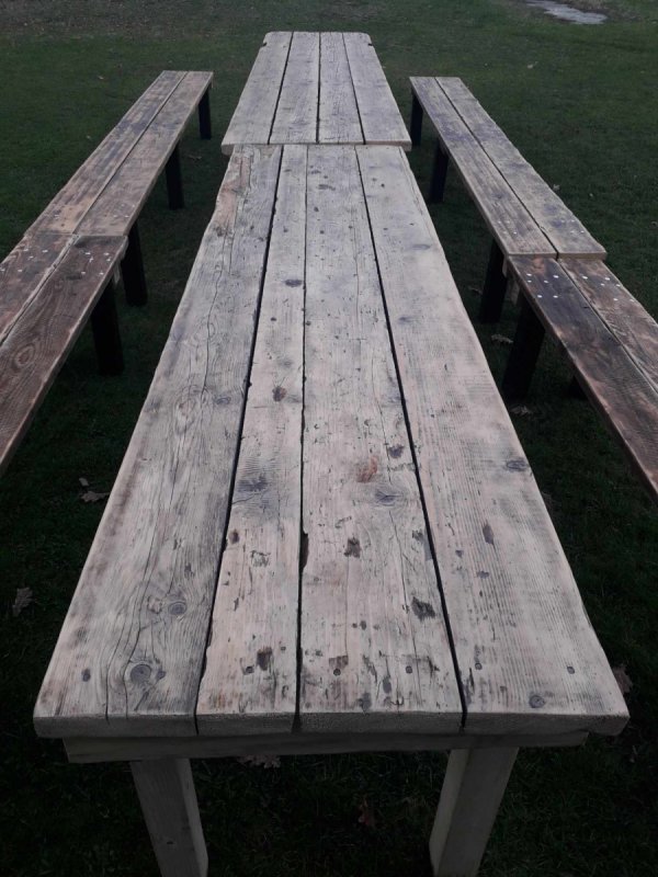 Mebel ze starego drewna stół i ławki