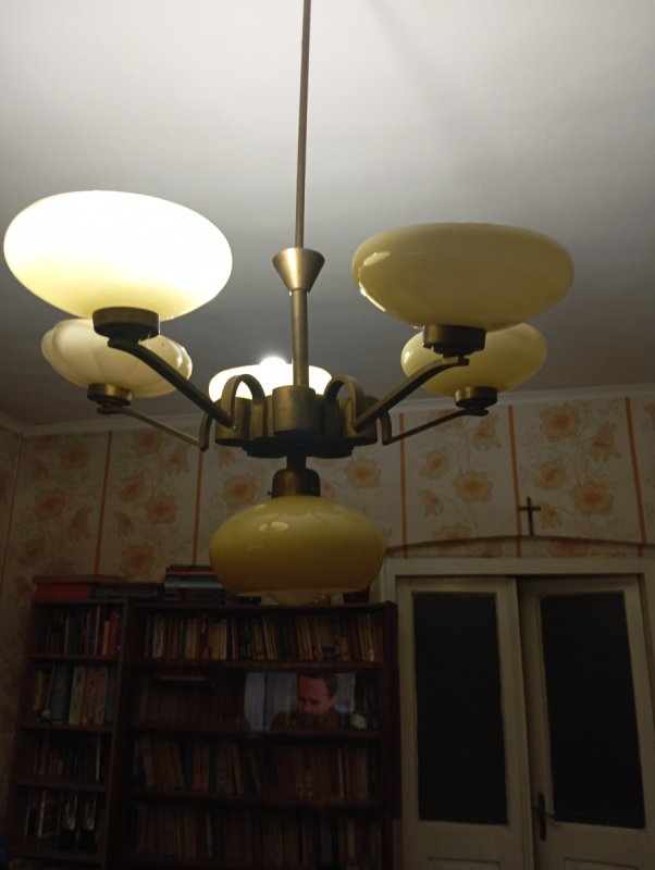 Zabytkowy mosiężny żyrandol jedno zdjęcie kurwa