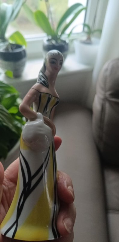 Figurka z porcelany grzybiarka