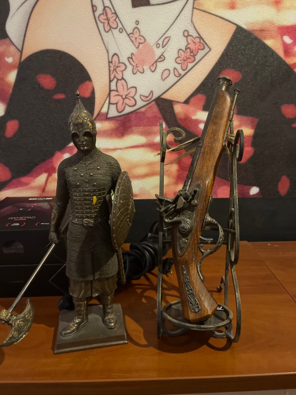 Figurka wojownika oraz pistolet skałkowy