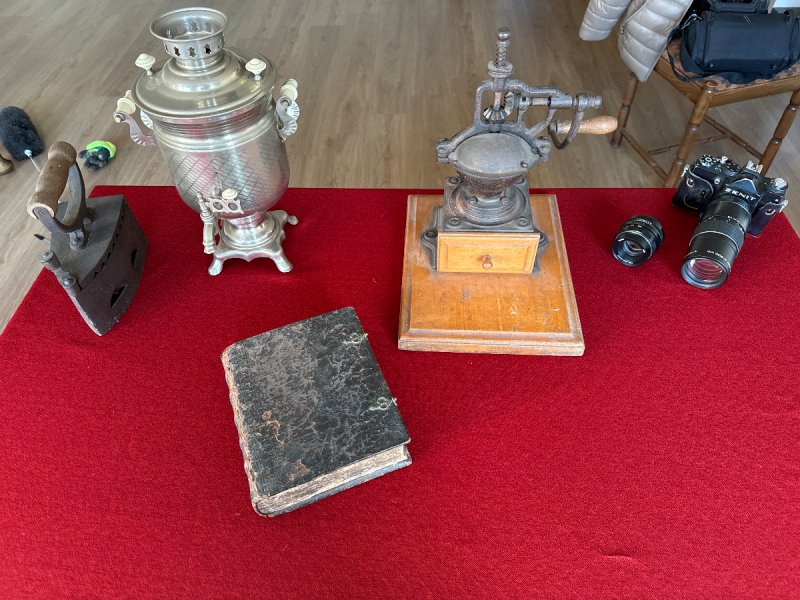 Żelazko, samowar, młynek do kawy, aparat Zenit
