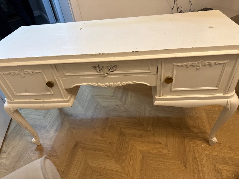 Piękna szafka w stylu francuskim