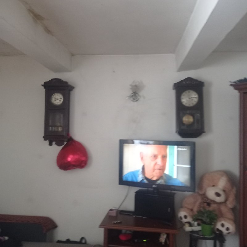 Dwa zegary ścienne