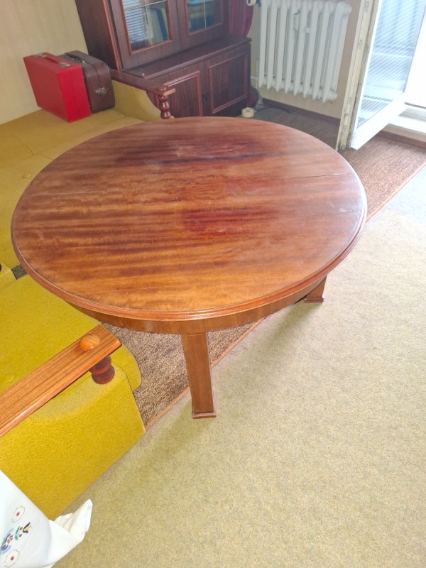 Okrągły stół rozkładany wykonany w stylu Art Deco