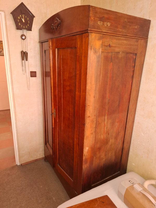 Zabytkowa szafa ubraniowa