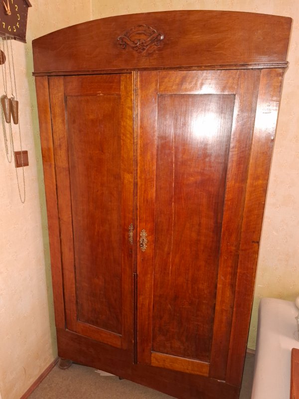 Zabytkowa szafa ubraniowa - 01