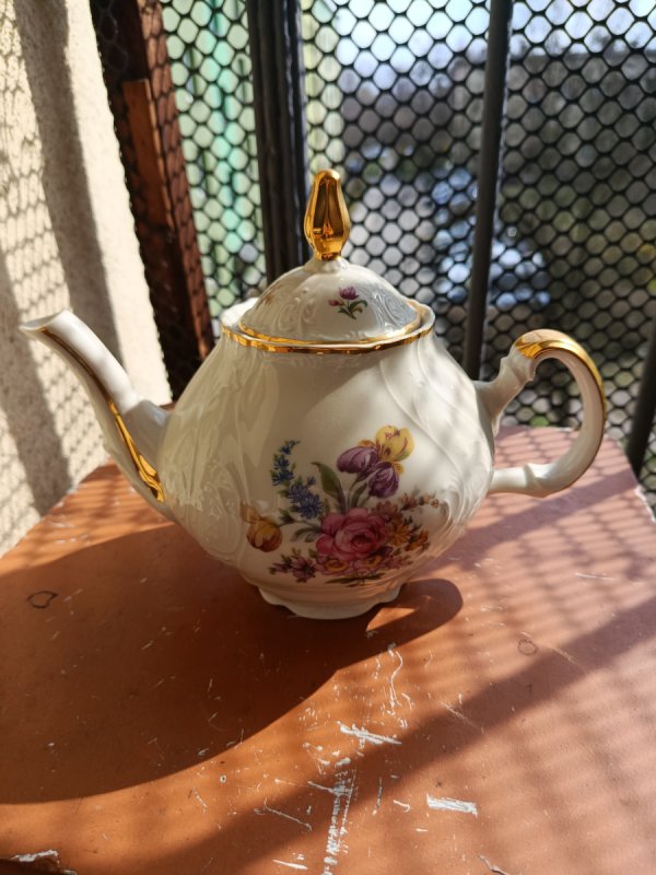 Porcelanowy dzbanek do herbaty