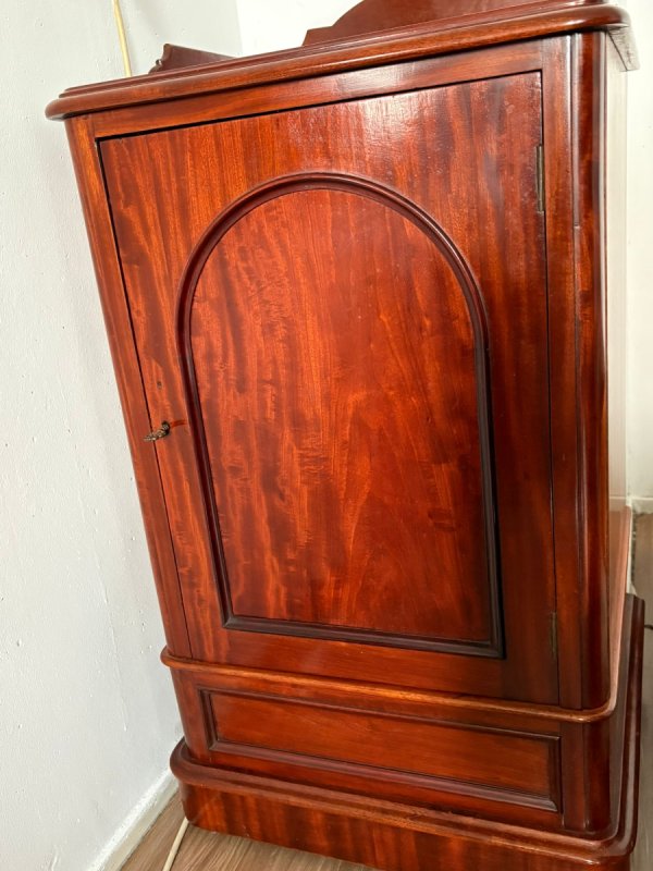 Szafka mahoniowa, Anglia, oryg. ceramiczne rolki - 01