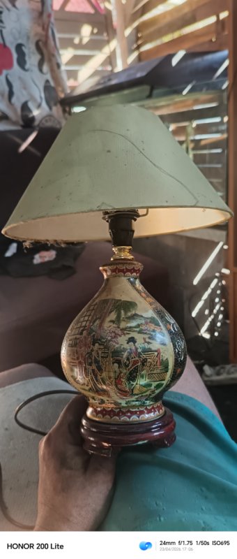 Zabytkowa lampa stołowa z ceramiczną podstawa