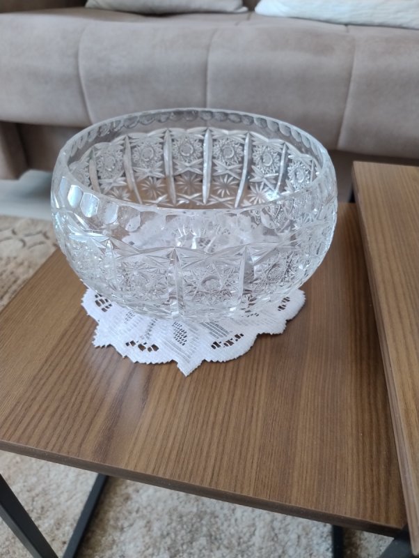 Piękny kryształ w kształcie kuli