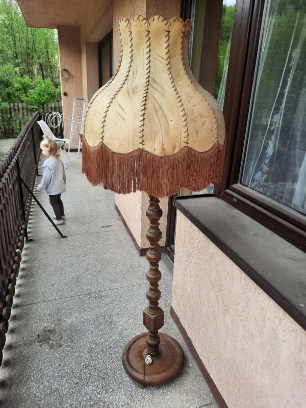 Lampa dębowa noga stojąca lata 0 te