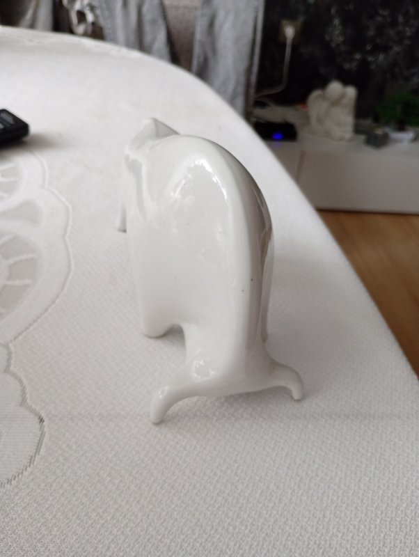 Figurka białego żubra z ćmielowa
