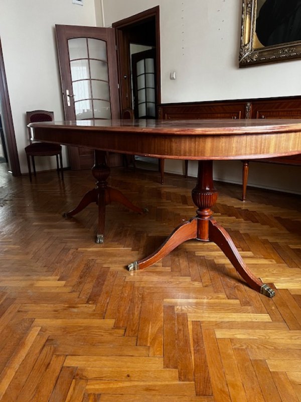 Ekskluzywny stół owalny w stylu angielskim
