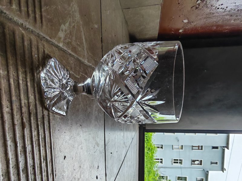 6 kieliszków kryształowych oraz popielniczka