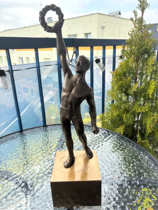 Statuetka olimpijczyka