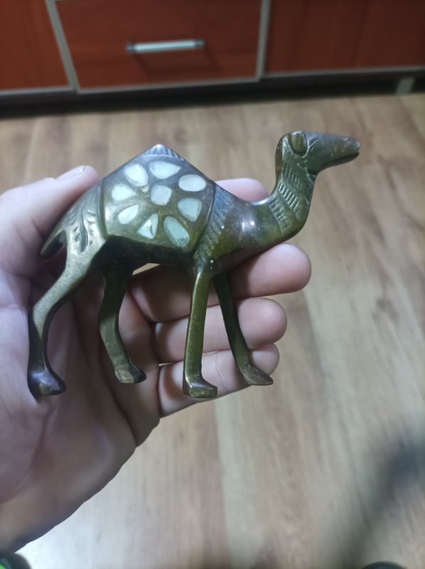 Figurka wielbłąda w stylu vintage, często pochodz