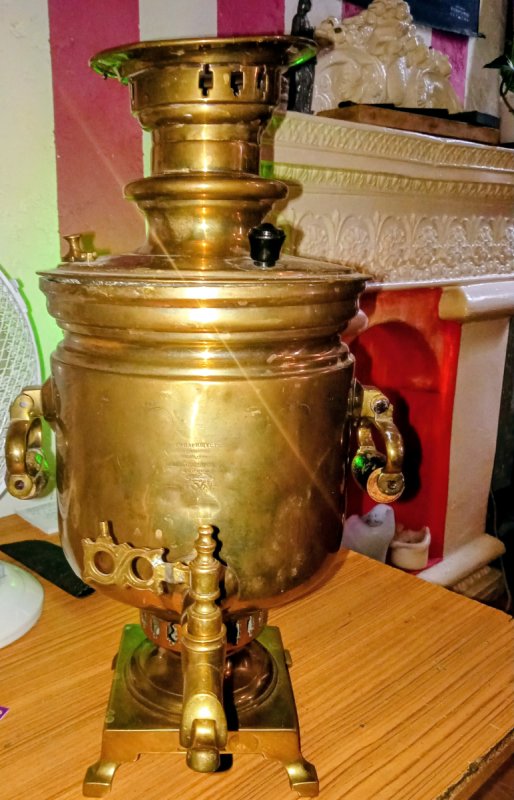 Mam na sprzedaż stary mosiężny samowar