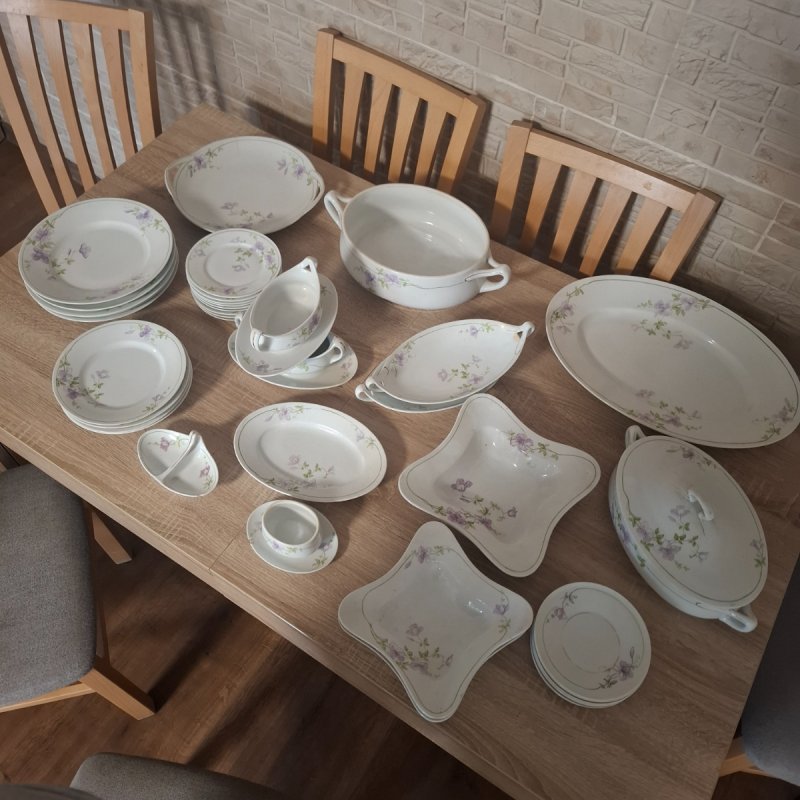 Porcelanowe zestawy obiadowe, kawowe i inne.