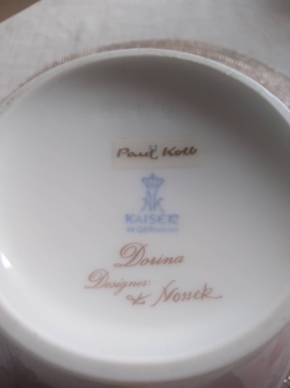 Porcelanowa waza/amfora z pokrywą Kaiser Dorina, m - 01 Porcelanowa waza/amfora z pokrywą Kaiser Dorina, m - 01
